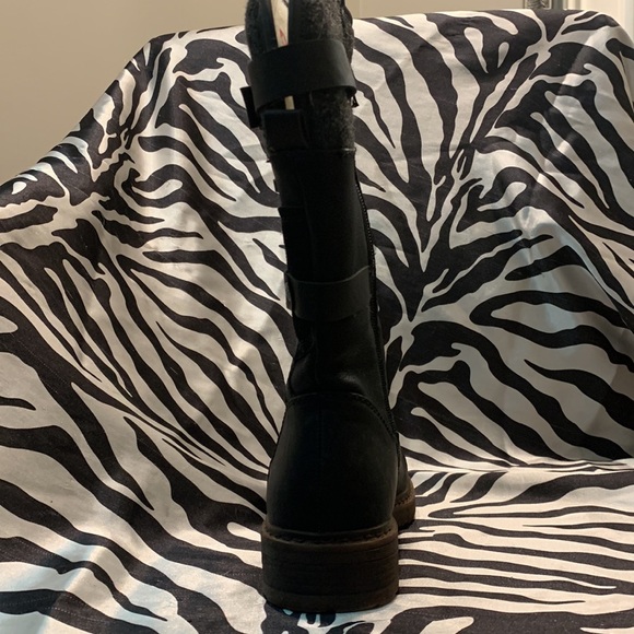 Rieker ladiea size 7 leather boot with buckles lined with Sheppa wool. - Picture 4 of 8